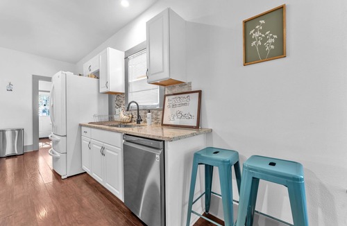 Highland Park House | The Farmahouse - Family Friendly Downtown Cottage