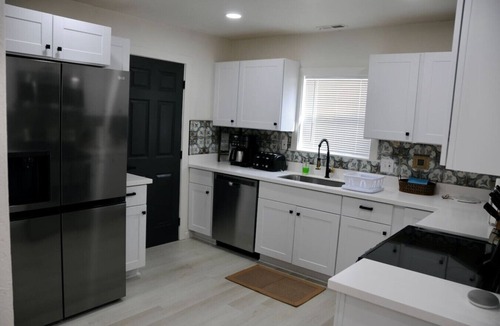 South Salt Lake House | The Farmhouse - Fiber Wi-Fi/Cozy n' Pet Friendly