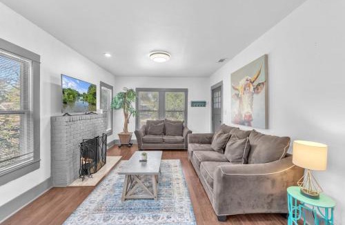 Highland Park House | The Farmhouse - Family Friendly Downtown Cottage