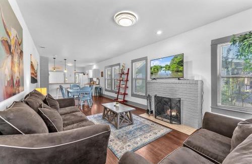 Highland Park House | The Farmhouse - Family Friendly Downtown Cottage