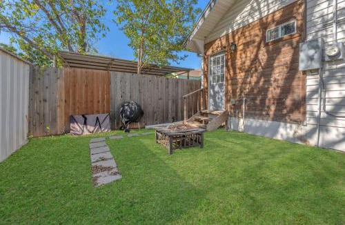 Highland Park House | The Farmhouse - Family Friendly Downtown Cottage