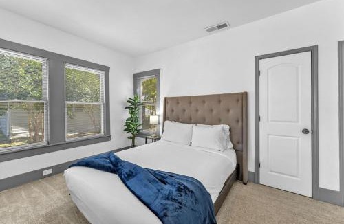 Highland Park House | The Farmhouse - Family Friendly Downtown Cottage