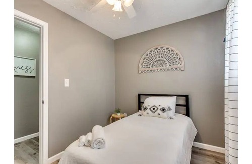 Moore House | The Farmhouse Five - A Modern, Updated and Spacious 5 BR 2 Bath Retreat
