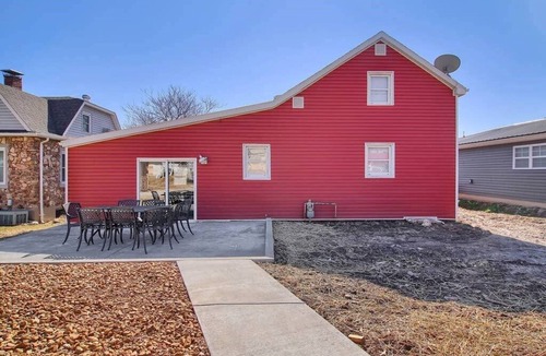 Hermann House | The Farmhouse Inn: 3 bed, 3.5 whole house rental