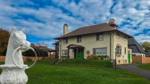 Port Dalhousie Bed & Breakfast | The Farmhouse Manor B&B