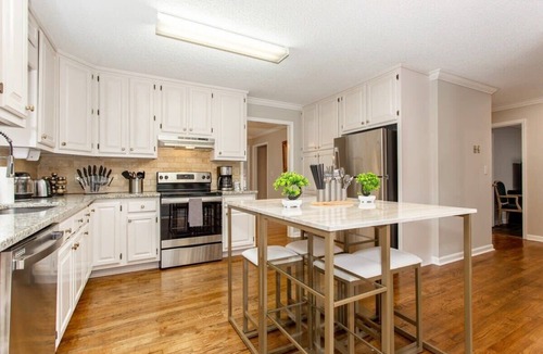 Fayetteville House | The Fayetteville Estate/Corporate Mon. Rental