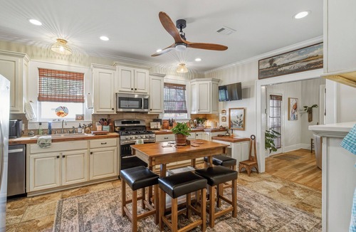 Monroe House | The Feather & Fern, 2Br 1Ba Charming 1930’s Craftsman Cottage