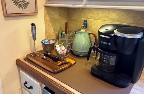 Monroe House | The Feather & Fern, 2Br 1Ba Charming 1930’s Craftsman Cottage
