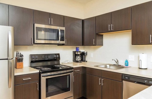 Westerville Apartment | The Fenimore Flat | No Steps | Patio | King Bed!