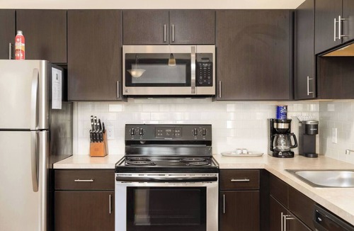 Westerville Apartment | The Fenimore Flat | No Steps | Patio | King Bed!