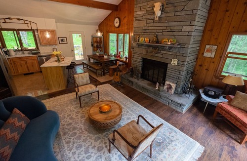 Town of Highland House | The Fern Hill Lodge: Cozy and Serene Getaway on 20 Private Acres