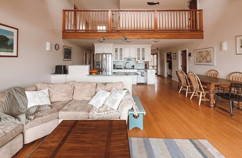 West Tisbury House | The Field House - Peaceful Martha’s Vineyard Escape with Serene Field Views