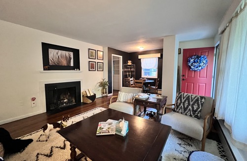 Cazenovia House | The “Finest” Cozy Lake Town Hideaway!