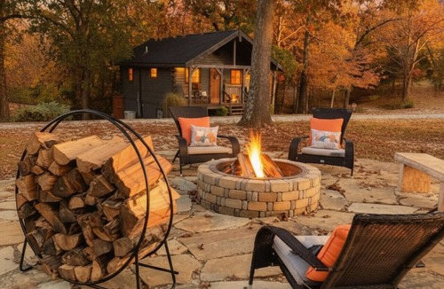 Lampe Cabin | The Fire Fly Cabin With Private Hot tub!