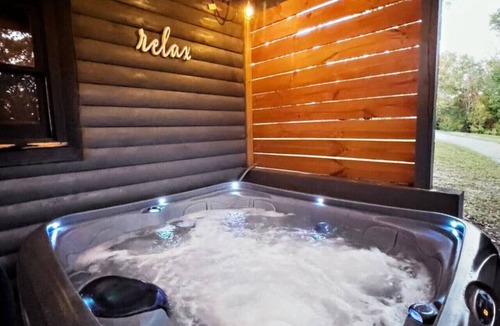 Lampe Cabin | The Fire Fly Cabin With Private Hot tub!