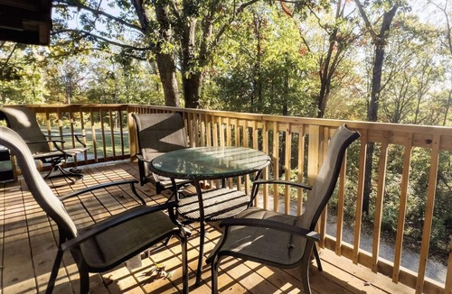 Lampe Cabin | The Fire Fly Cabin With Private Hot tub!