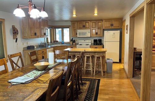 West Yellowstone House | The Firehole Cabin 418, 6 Bedrooms 4 Baths Sleeps up to 18 Yellowstone Entrance 2 Minutes Away