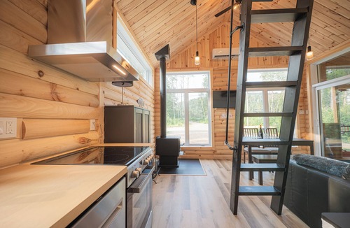 La Tuque Ski Chalet | The fisherman's camp - By the water!
