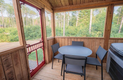 La Tuque Ski Chalet | The fisherman's camp - By the water!