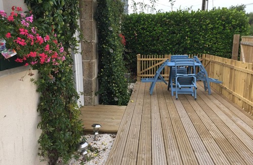 Plouguerneau House | THE FISHERMAN'S SHELTER 200M FROM THE APARTMENT AND THE GR 34 WELCOMES YOU ALL YEAR