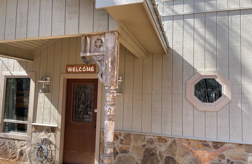 Denison House | The Fishing Lodge of Texoma - fun, comfortable group getaway