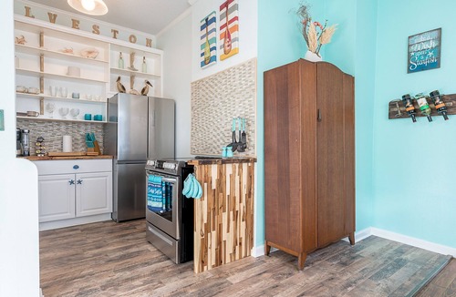 San Jacinto House | The Five Starfish Inn. Cute little beach vacation rental. 1 block to the Seawall