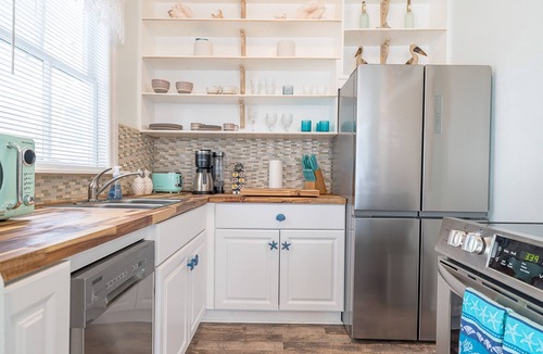 San Jacinto House | The Five Starfish Inn. Cute little beach vacation rental. 1 block to the Seawall