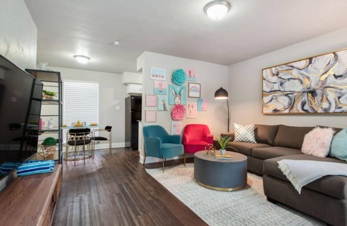 Austin Apartment | The Flamingo 102 l No Service Fees Pool 65 TV