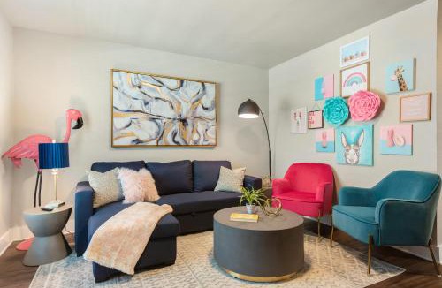 Oakmont Heights Apartment | The Flamingo 103 l Pool l Sleeps 5 l 65 Smart TV