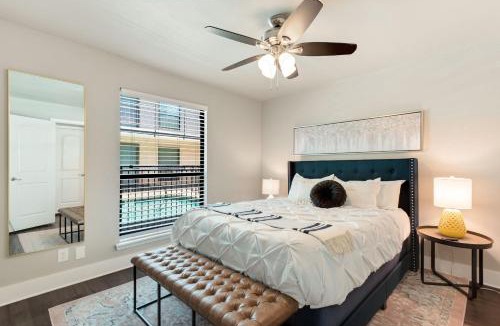 Oakmont Heights Apartment | The Flamingo 103 l Pool l Sleeps 5 l 65 Smart TV