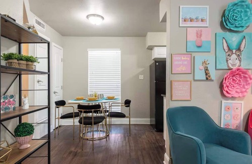 Oakmont Heights Apartment | The Flamingo | Whimsical | Central AUS | Sleeps 5