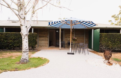 The Range Apartment | The Flat NooknPeaceful setting on a vineyard