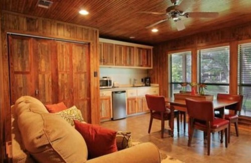 Uvalde Bed & Breakfast | The Flight Deck Room