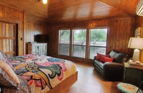 Uvalde Bed & Breakfast | The Flight Deck Room