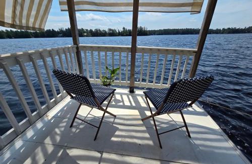 Brantingham House | The Floater-A House Boat on Grant Island, Bham Lake, with HotTub, Boat, Pet Friendly