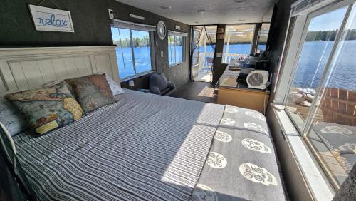 Brantingham House | The Floater-A House Boat on Grant Island, Bham Lake, with HotTub, Boat, Pet Friendly