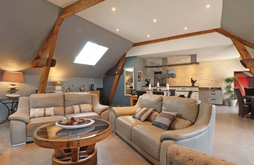 Occagnes Cottage | The Floral Haven: Cozy House with Garden
