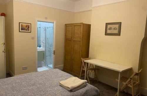 South Norwood Apartment | The Florence Room