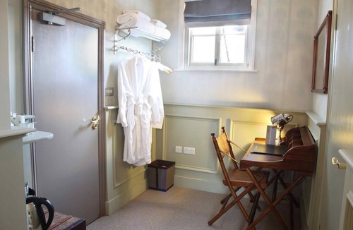 Sunbury on Thames Hotel | The Flower Pot