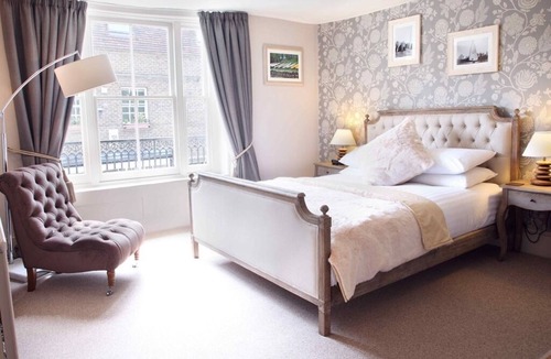 Sunbury on Thames Hotel | The Flower Pot