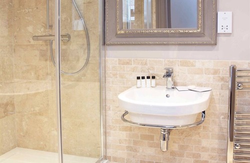 Sunbury on Thames Hotel | The Flower Pot