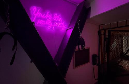 Souppes-sur-Loing Apartment | The Forbidden Suite - prison