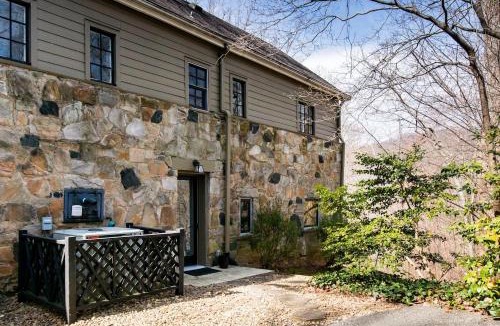 Lynn Apartment | The Forest Door - Studio Suite in Stone Cottage