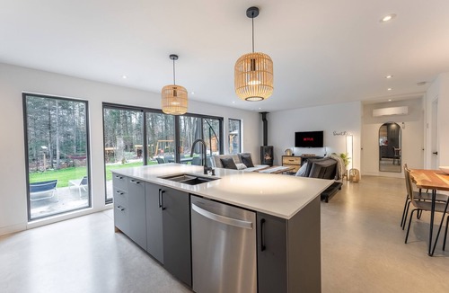 Argenteuil Regional County Municipality Ski Chalet | The Forest Hideaway | Sauna | Spa | Single Storey