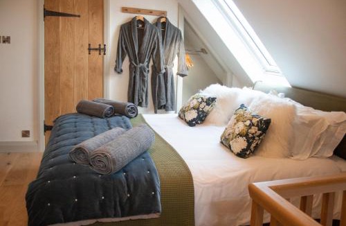 Bridgnorth House | The Forge - Beautiful Contemporary Barn - Hot Tub