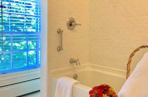 Old Bennington Bed & Breakfast | The Four Chimneys Inn