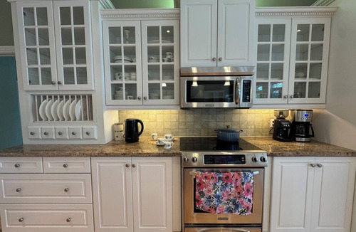 Tweed Cottage | The Four Seasons is a spacious retreat to gather with family and friends.