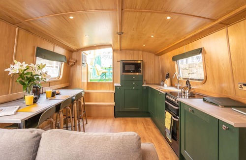 Tollcross Apartment | The Four Sisters Boatel