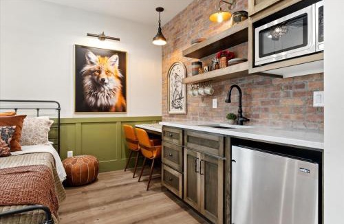 Midway Apartment | The Fox Room - Newly Built Downtown Midway Loft