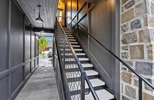 Midway Apartment | The Fox Room - Newly Built Downtown Midway Loft